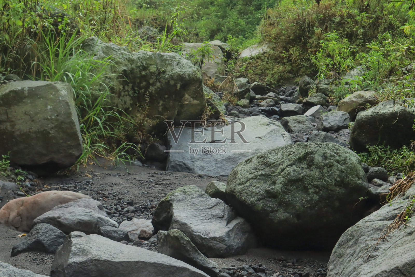 印度尼西亚河岸的火山岩和沙子照片摄影图片