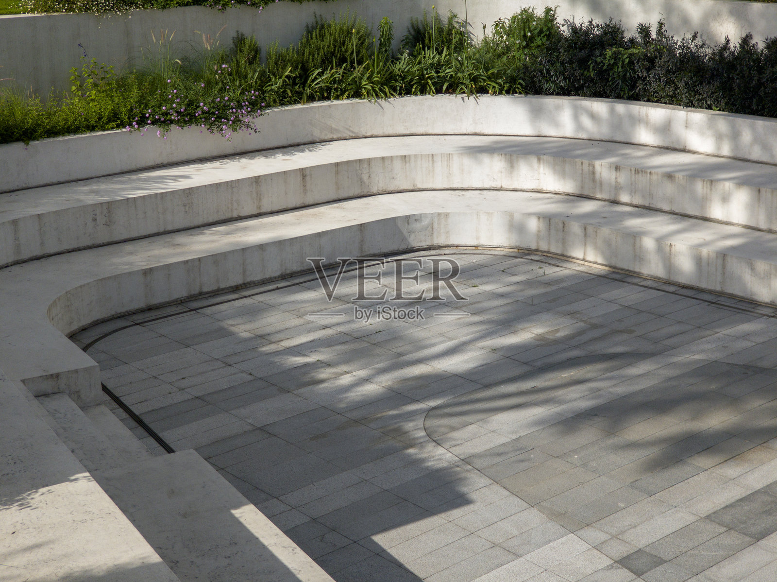 市中心街道现代建筑前的空旷混凝土地面。照片摄影图片