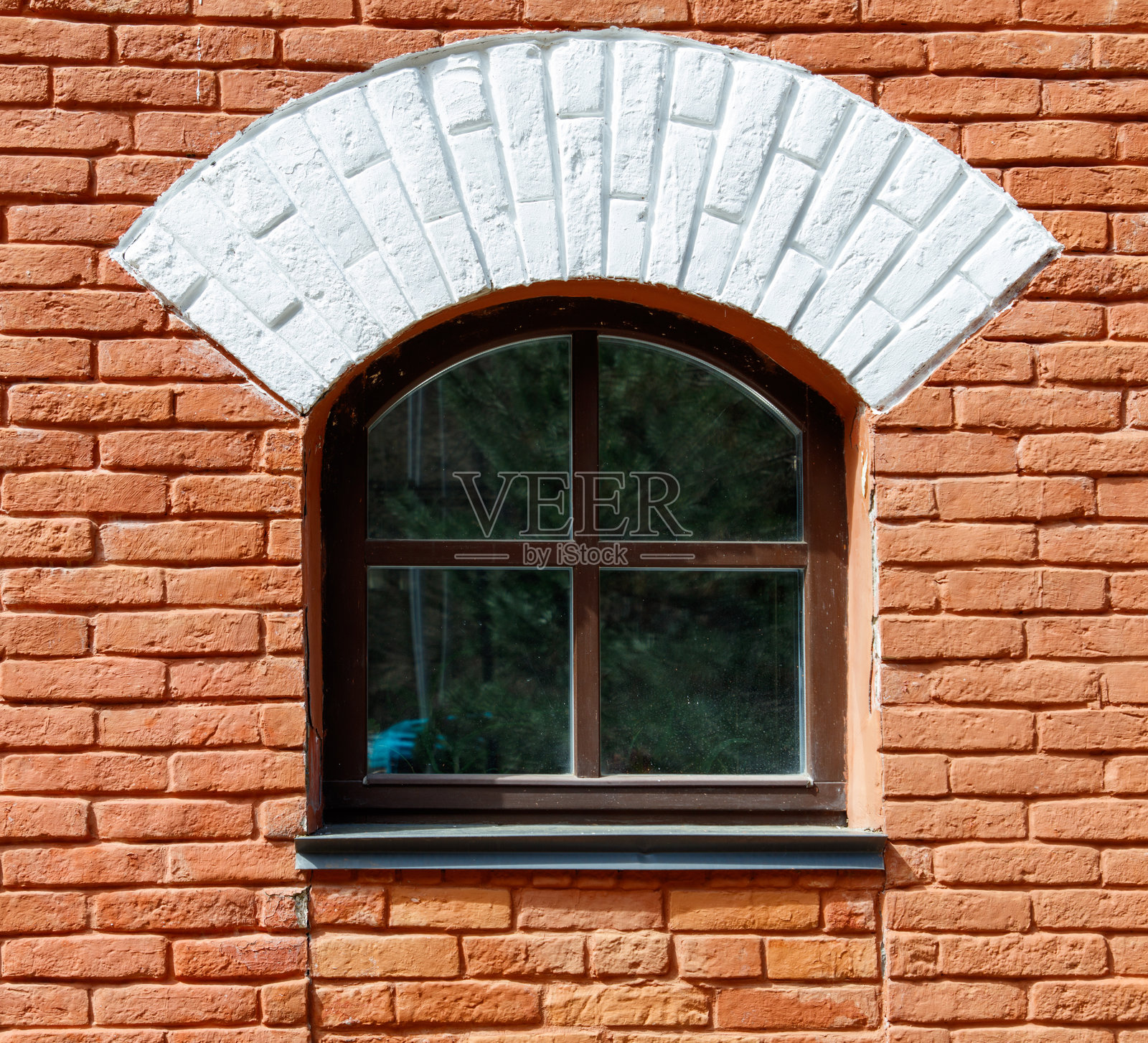 一个窗户上方有白色拱形的装饰照片摄影图片