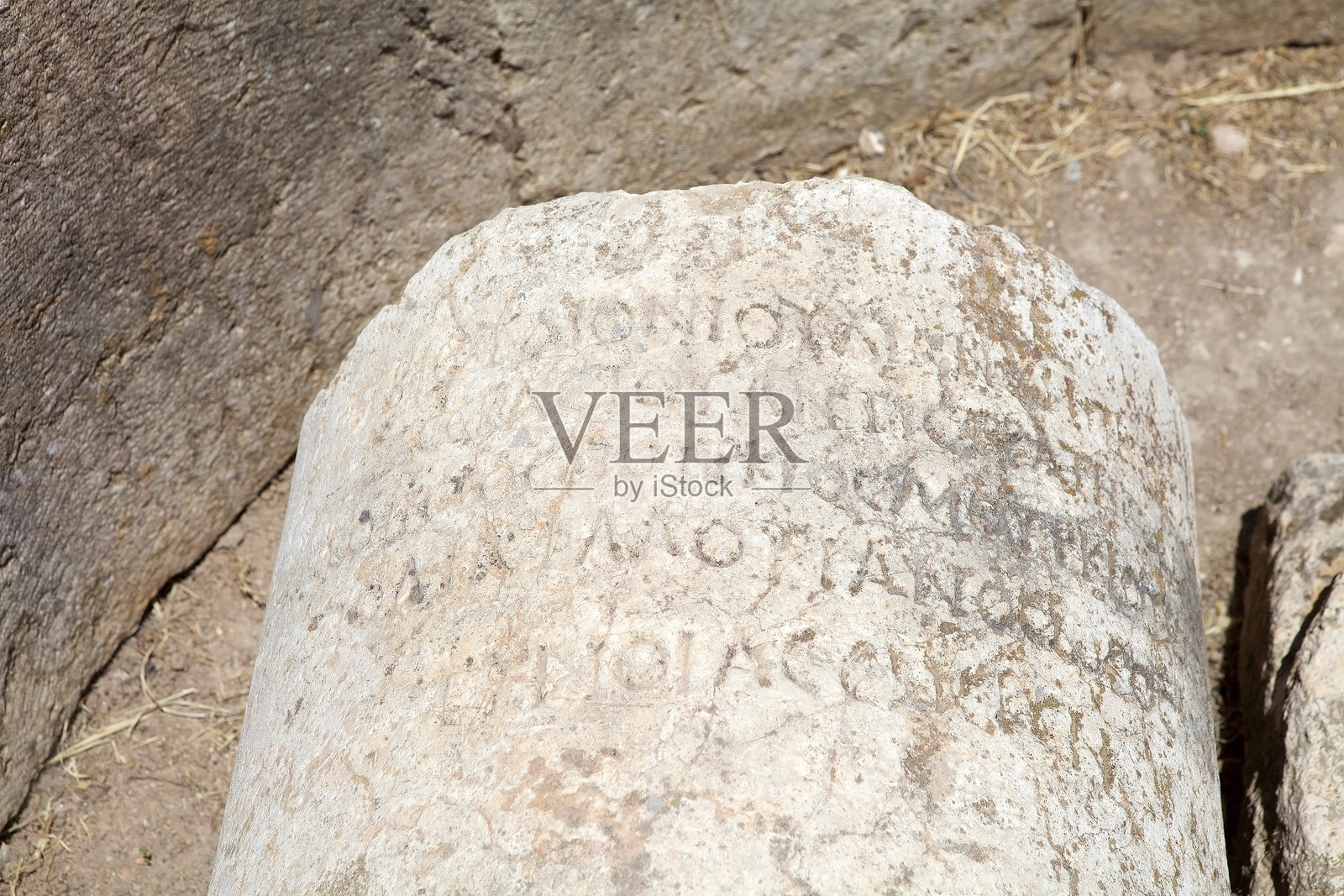 古城杰拉沙，现在的约旦杰拉什。柱子上的希腊铭文照片摄影图片