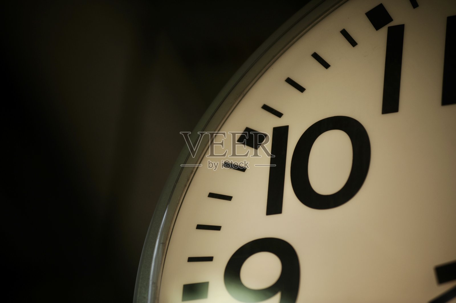 从9点到11点的详细特写，配有柔和的光效和简约的背景。照片摄影图片