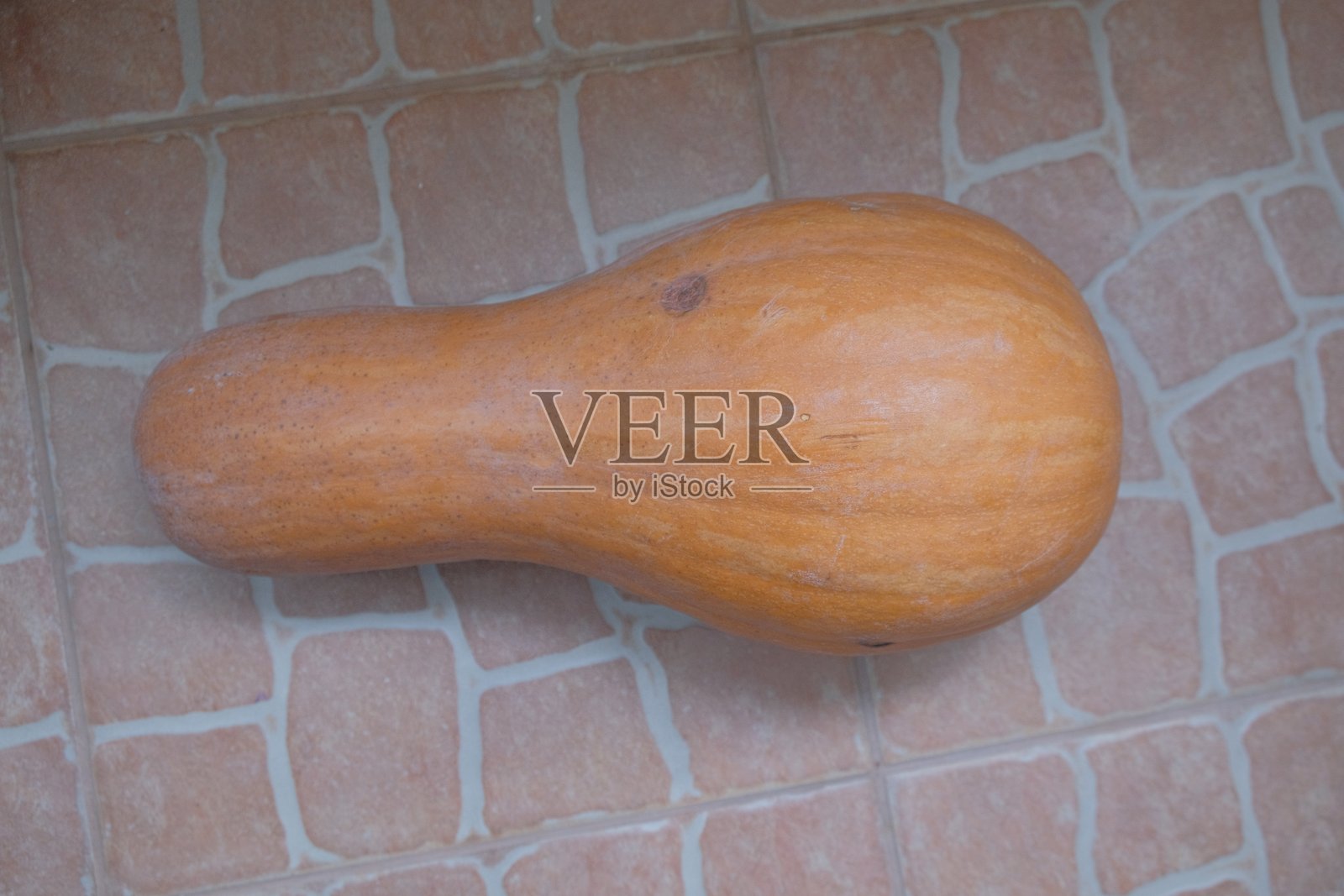 男人手中的酒馆与健康食品在浅色背景上照片摄影图片