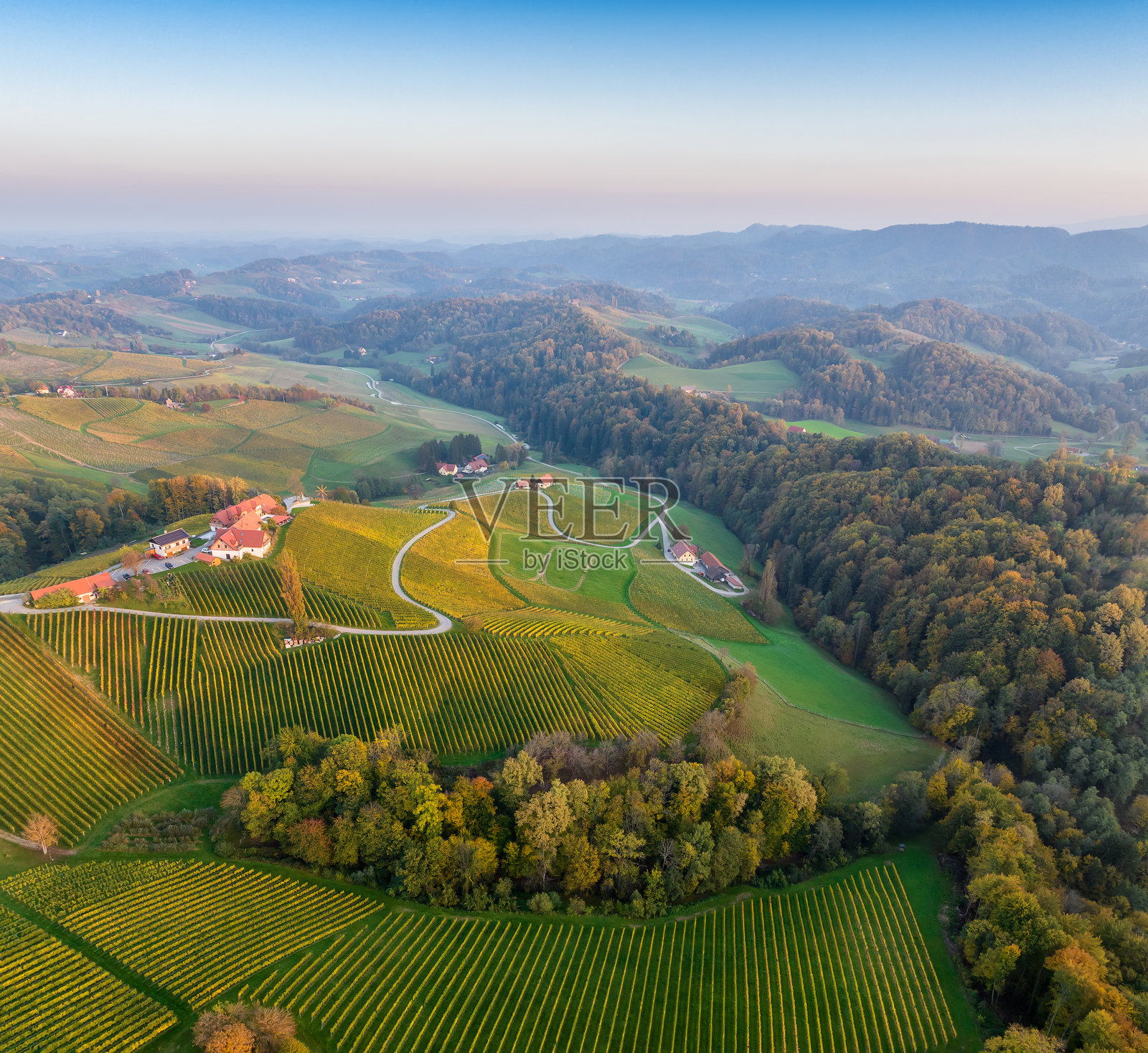 斯洛文尼亚马里博附近的秋季多彩丘陵照片摄影图片