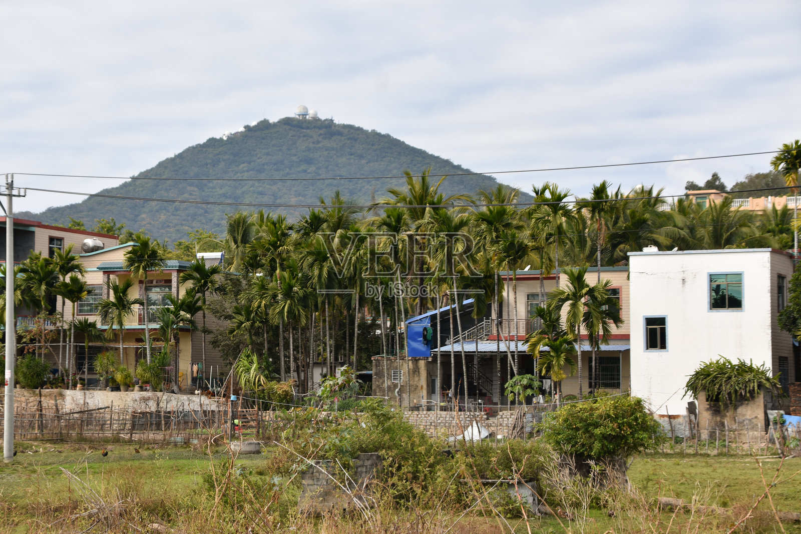 海南岛上的山地丛林与房屋照片摄影图片