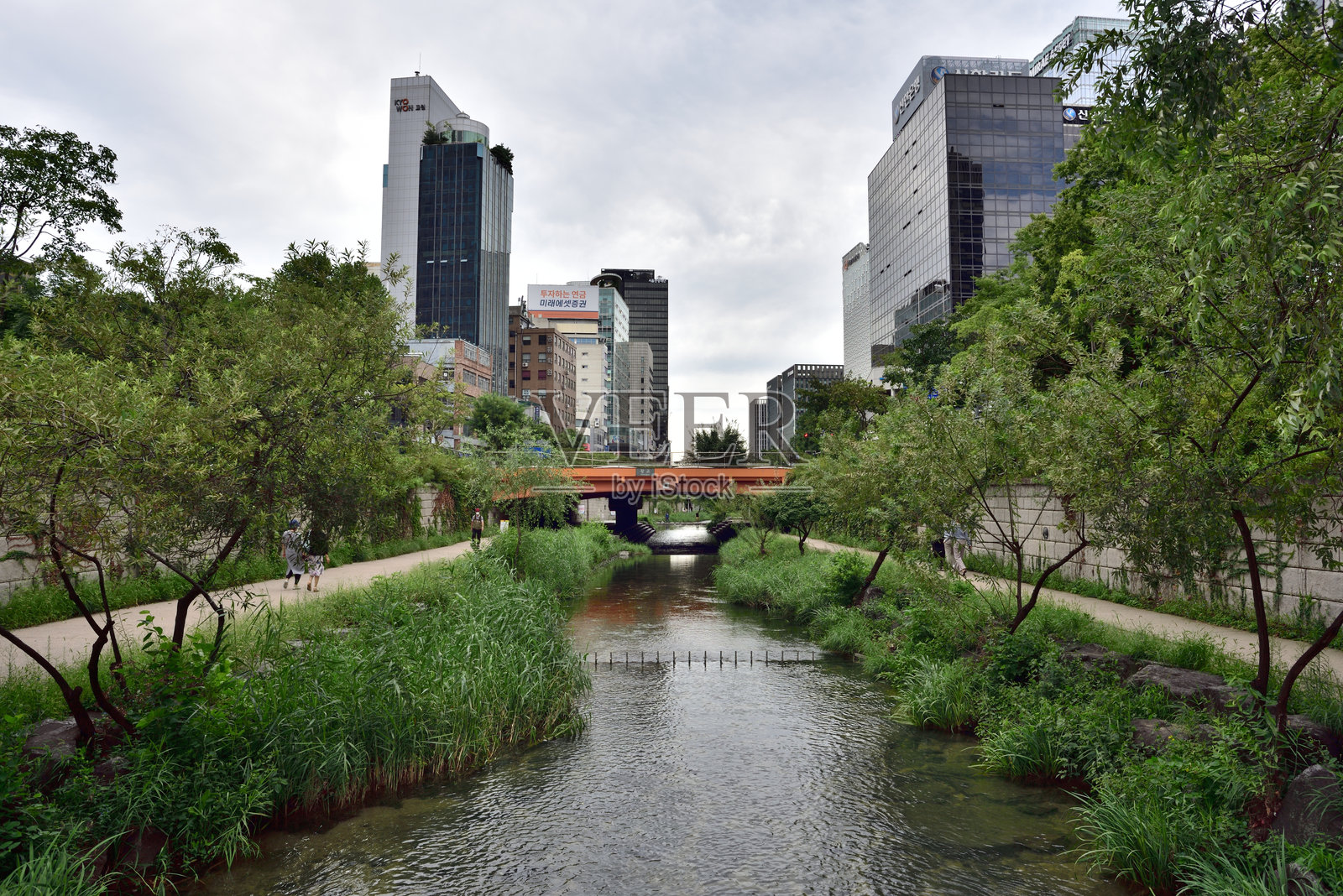 人们在首尔市中心的清溪川放松，那里是韩国首都的公共城市公园。照片摄影图片