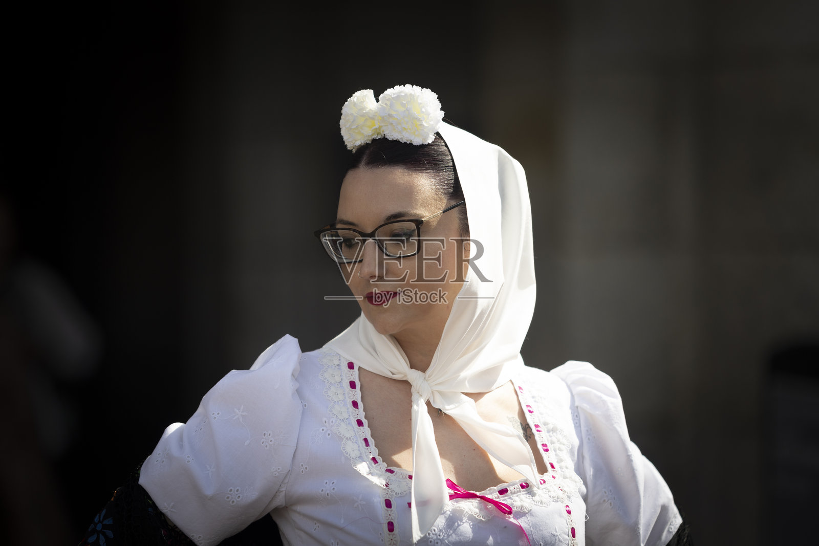 年轻女性身着传统的楚拉帕服装,参加西班牙马德里的圣伊西德罗节庆活动照片摄影图片