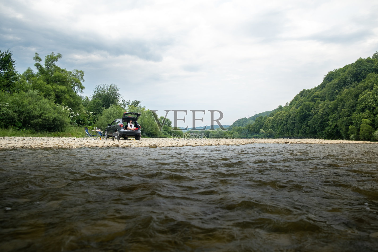 在河边露营，SUV和篝火相伴照片摄影图片