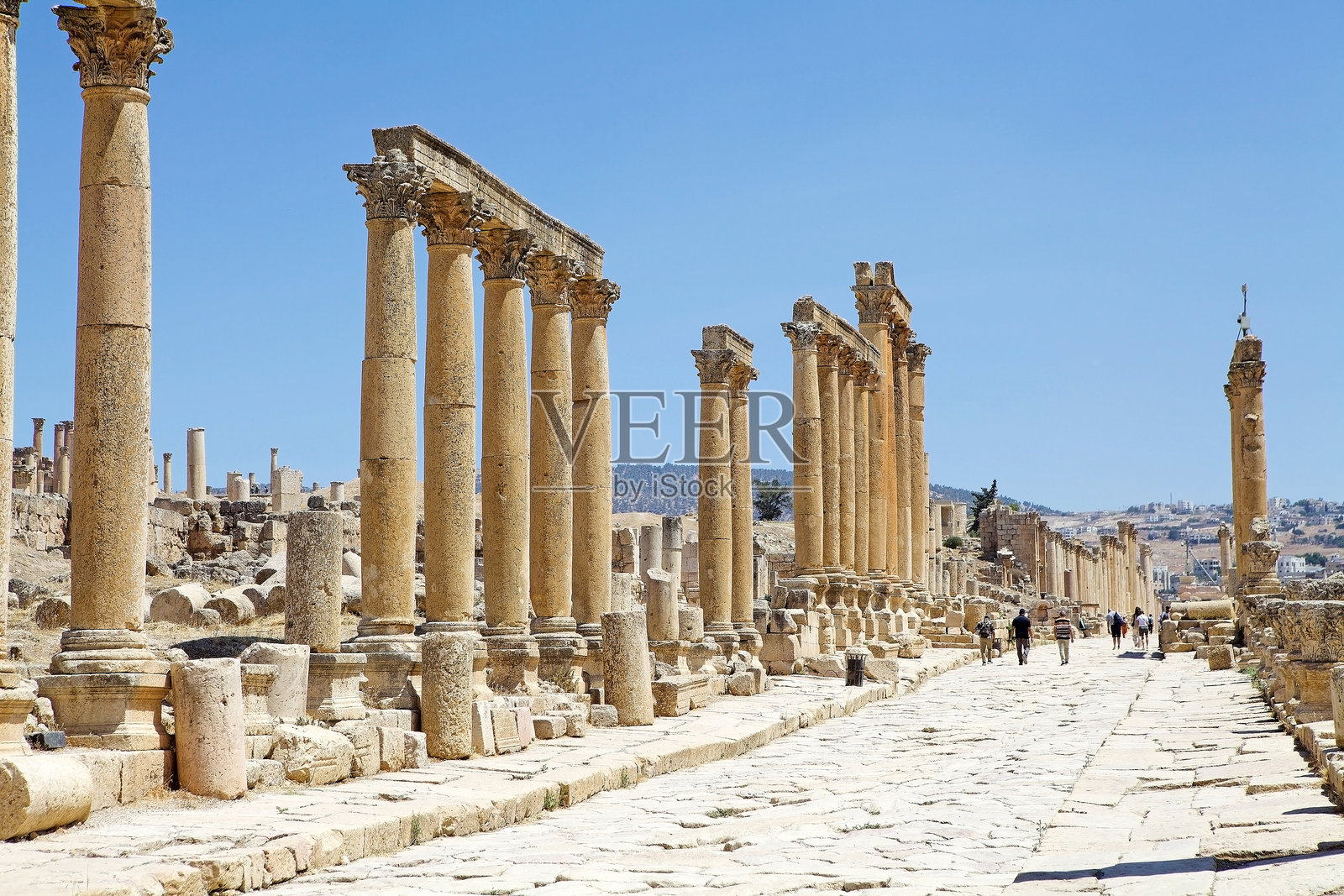 约旦杰拉什古城的柱廊街照片摄影图片