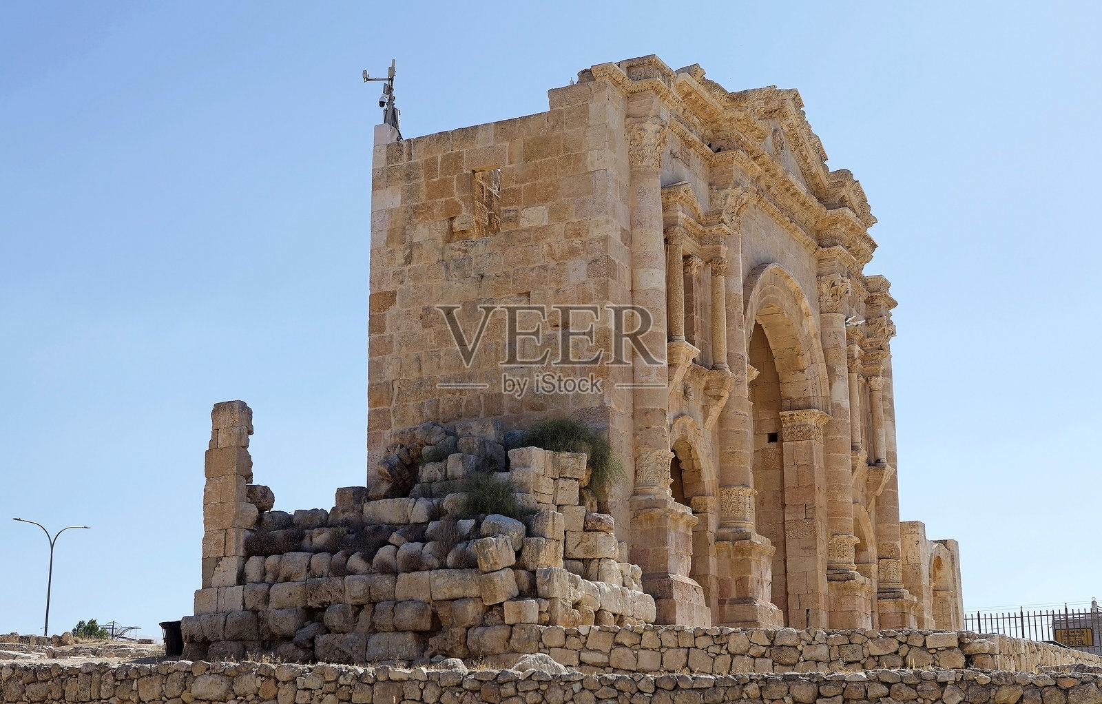 哈德良拱门位于约旦的古城杰拉萨（现称杰拉什）照片摄影图片