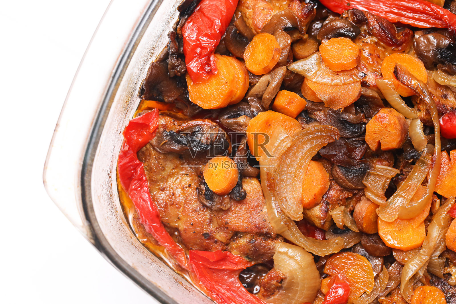 烤箱烤肉配蔬菜。家常烤制菜肴。照片摄影图片