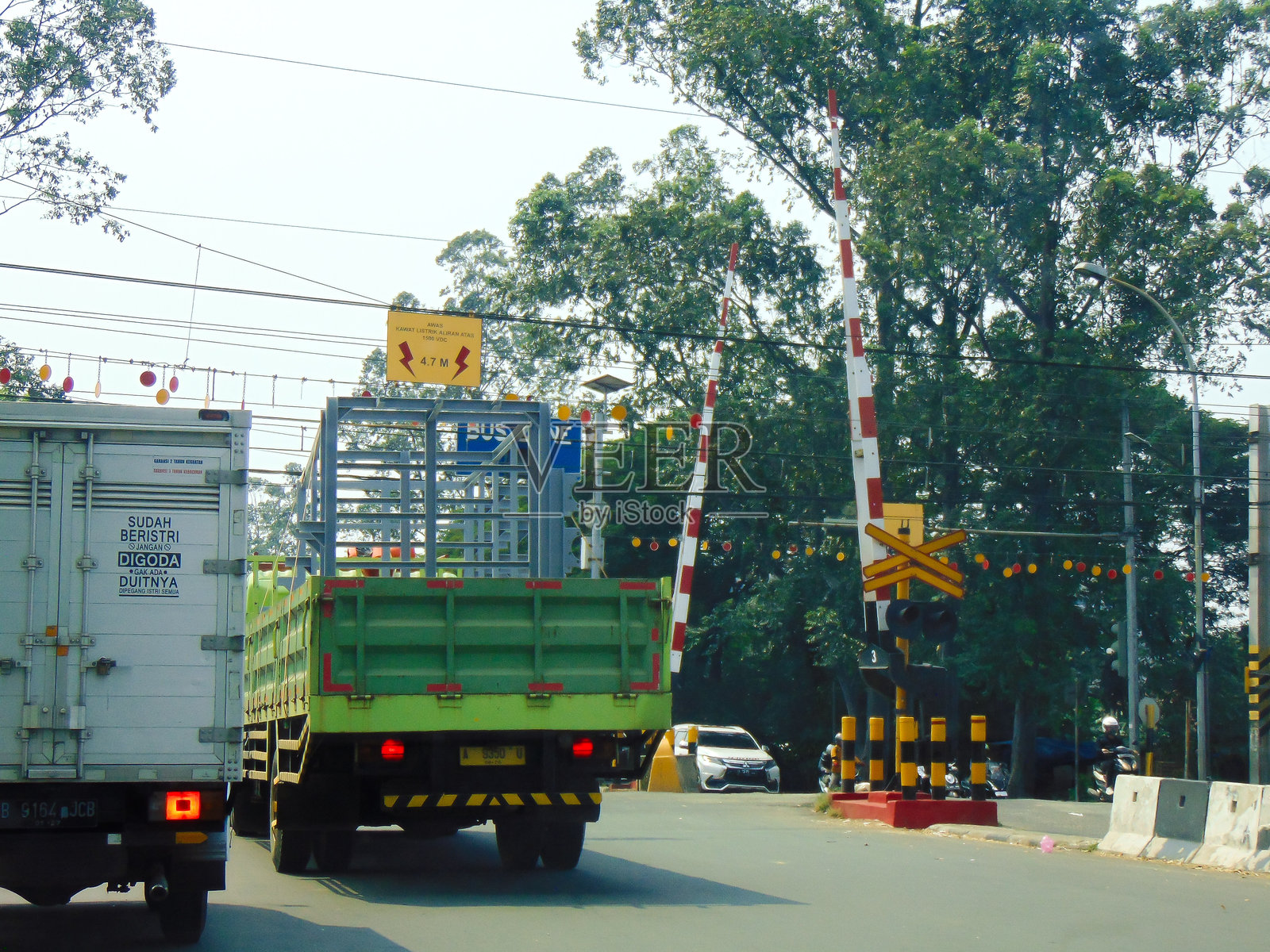 通过铁路道口照片摄影图片