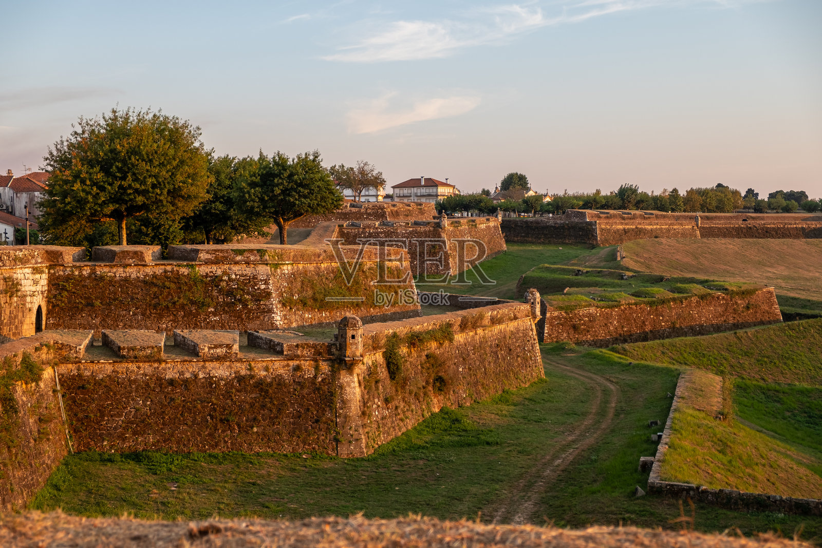 夕阳下部分可见的瓦伦萨堡垒城市墙，位于葡萄牙北部照片摄影图片