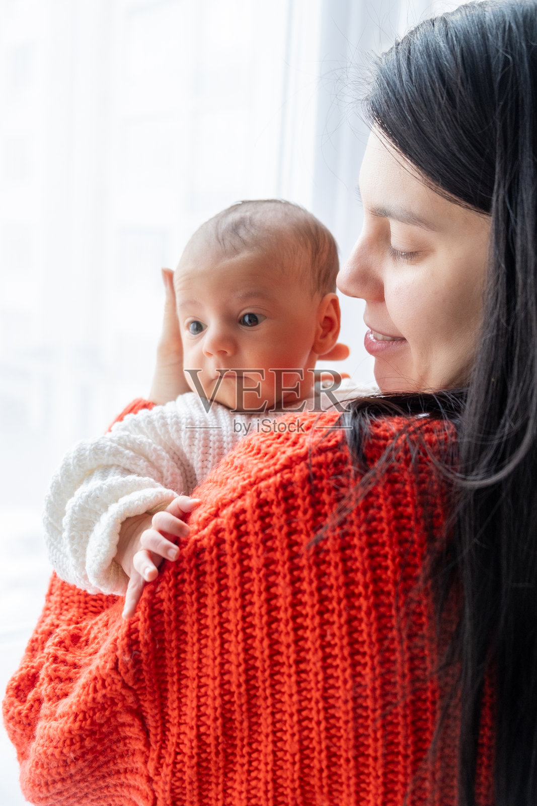 窗边母婴之间温馨的时刻照片摄影图片