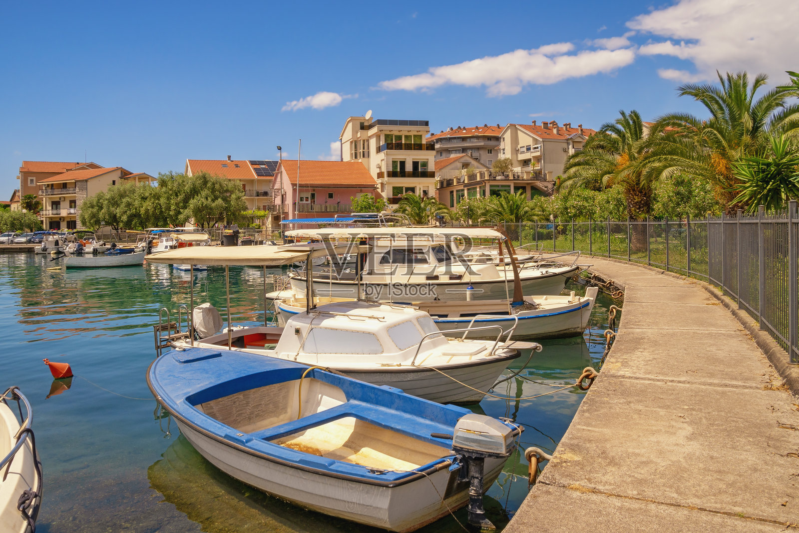 美丽的阳光明媚的地中海风景。港口里的渔船。黑山，蒂瓦特市和卡利曼港的景色。照片摄影图片
