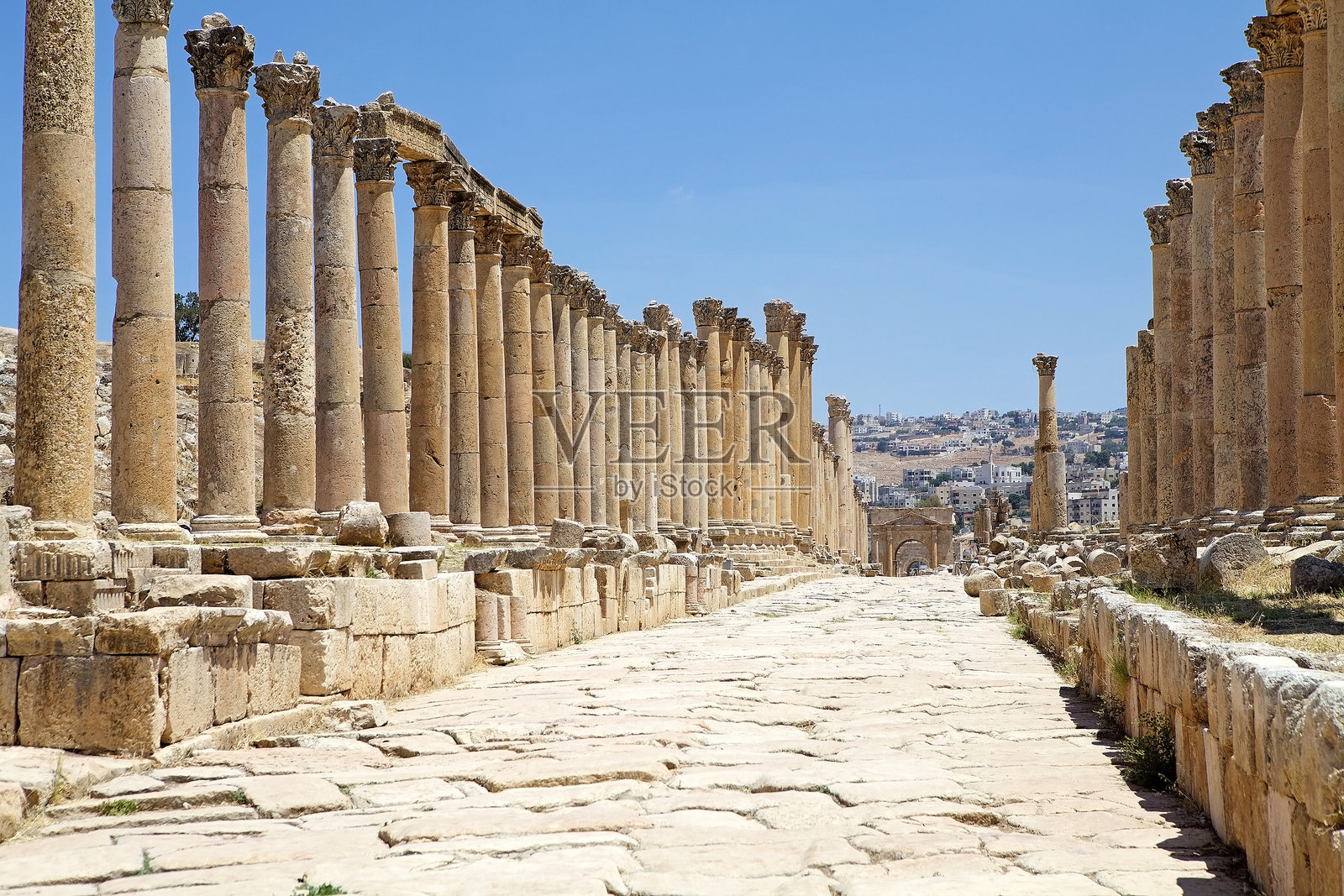 约旦杰拉什古城的柱廊街照片摄影图片