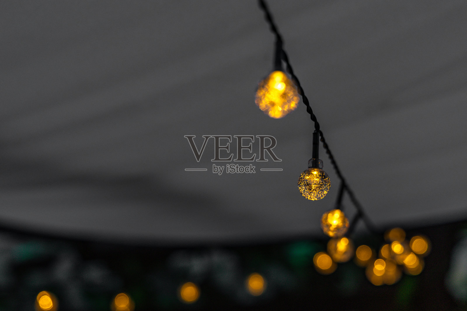 小太阳能LED灯泡串灯，花园阳台装饰用的灯饰照片摄影图片