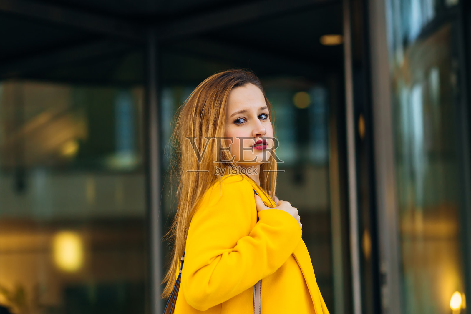 穿着黄色外套的女孩特写，妆容精美照片摄影图片