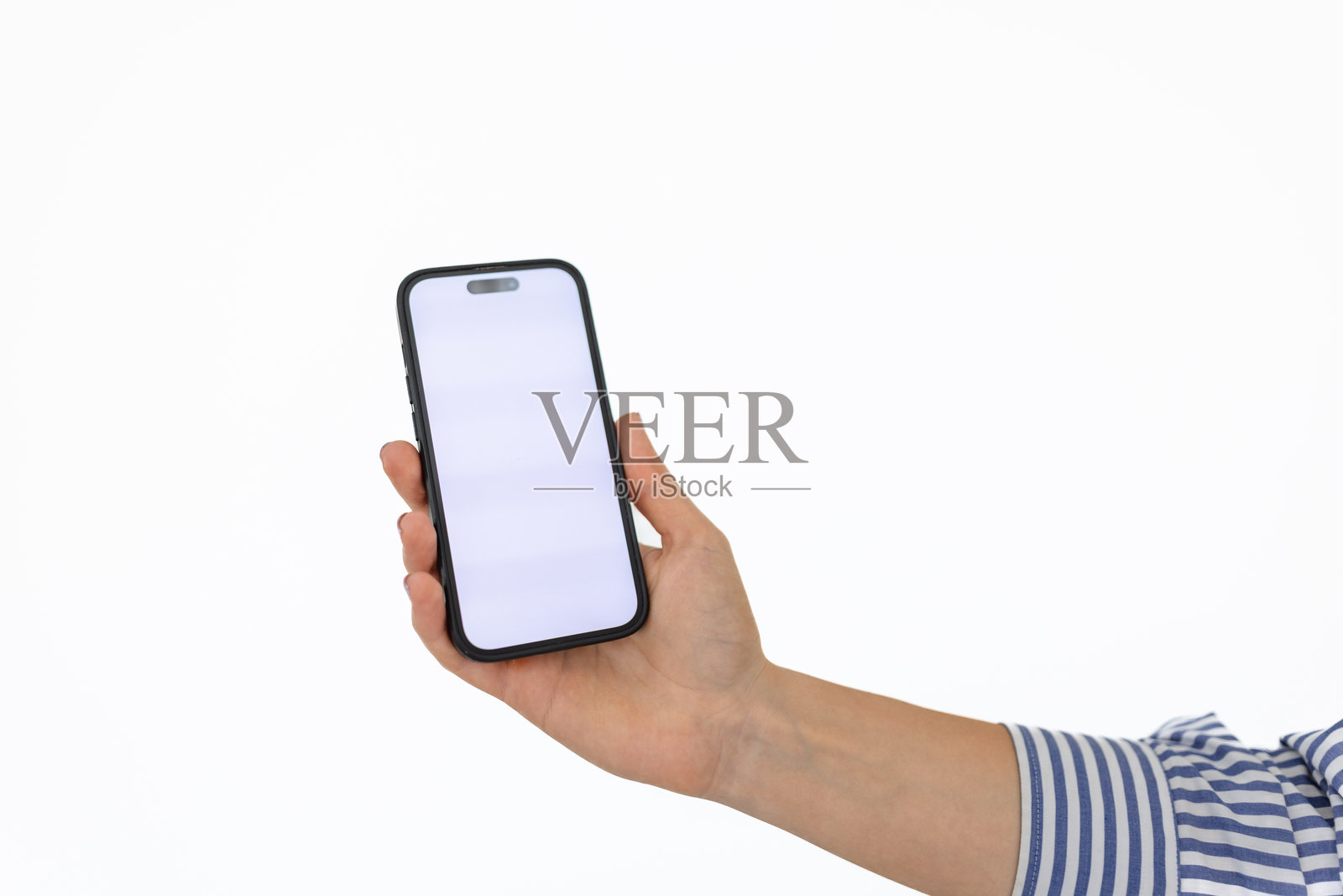 年轻女性在白色背景下愉快地使用手机上的移动应用程序照片摄影图片