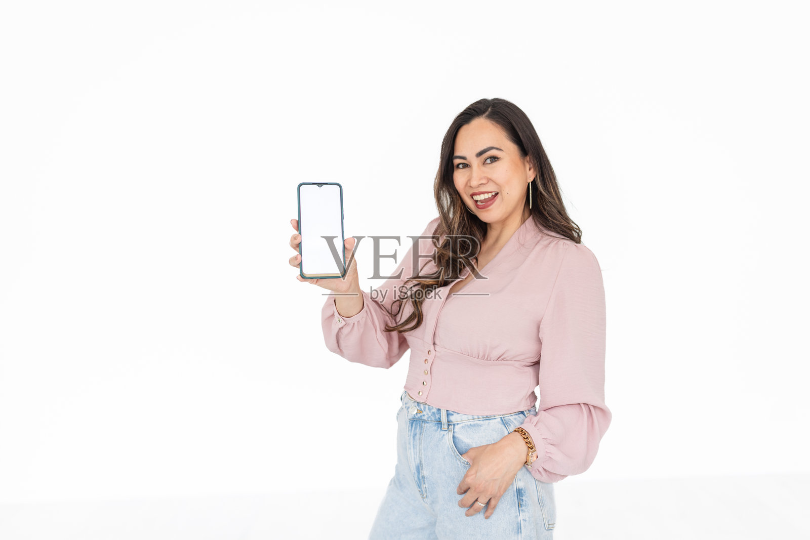 年轻女性在白色背景下微笑着使用手机应用程序照片摄影图片