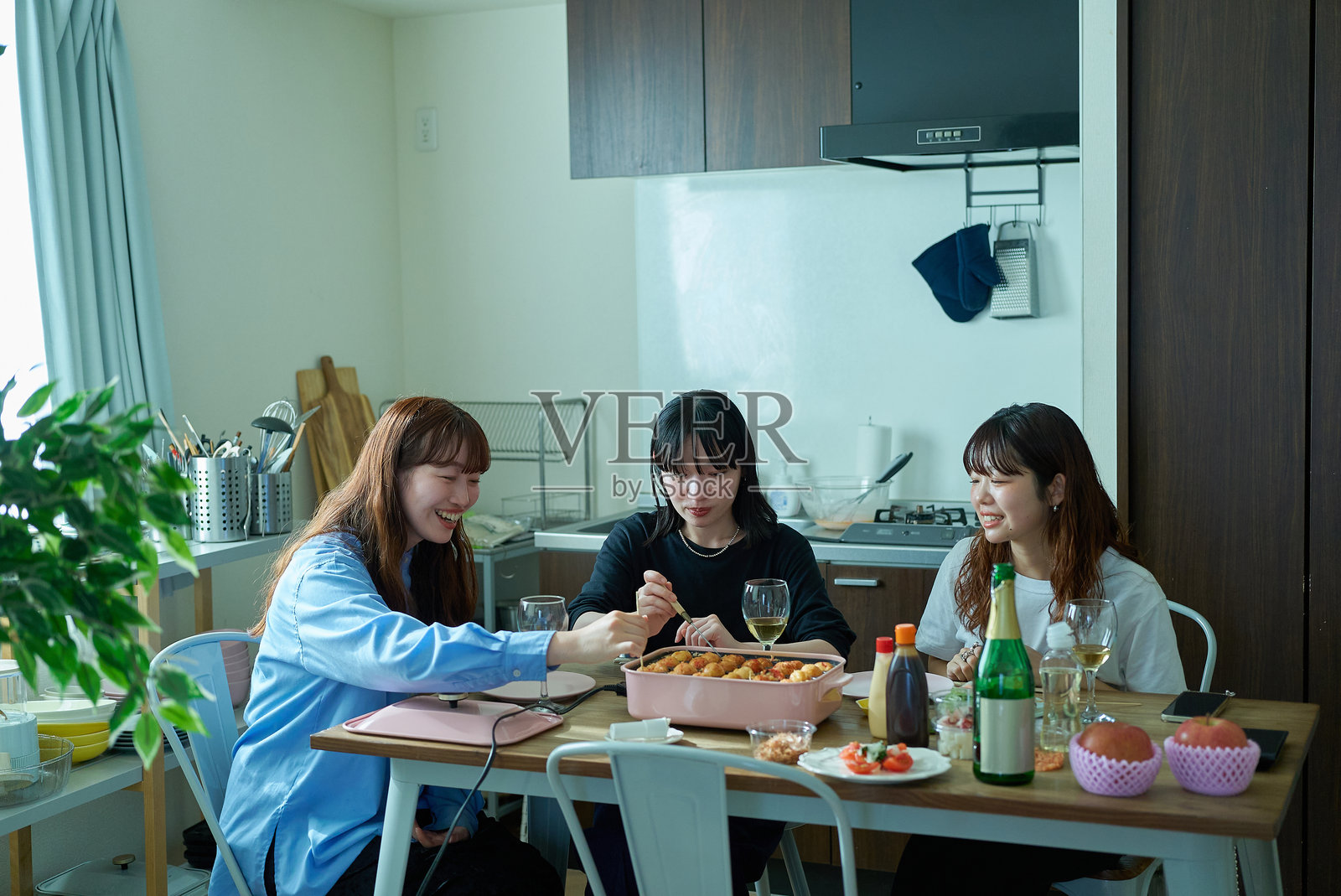 女性们在家派对上尽情享受照片摄影图片