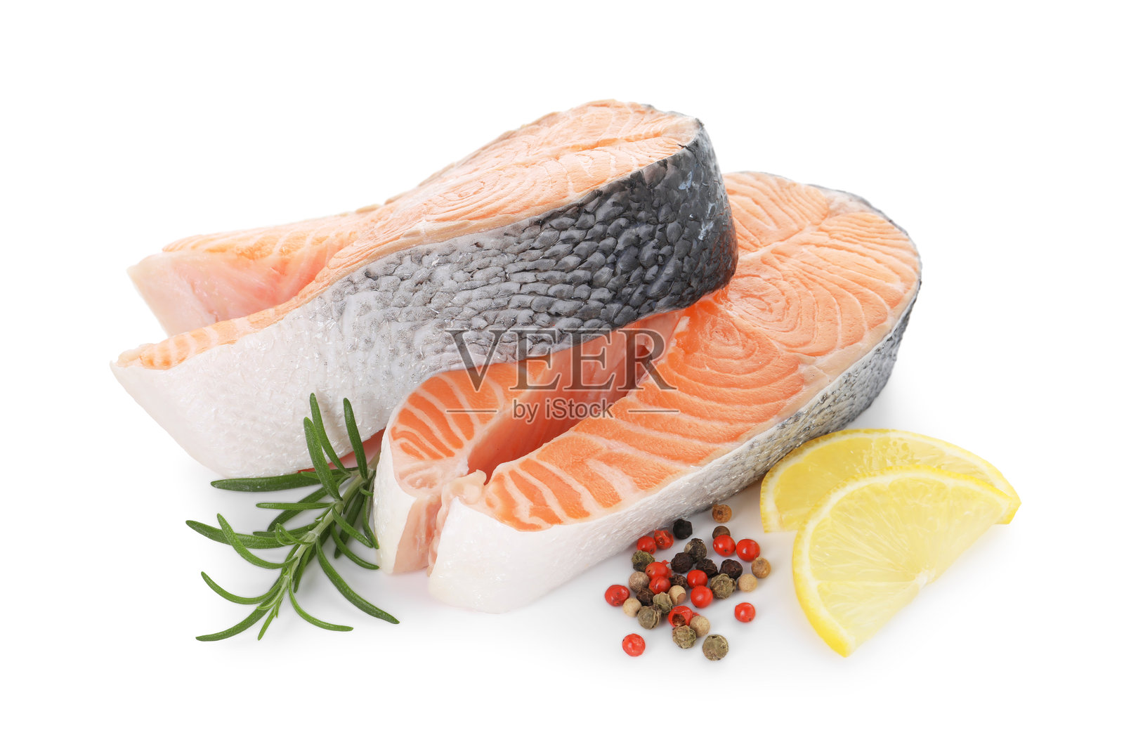 新鲜生三文鱼和香料的牛排，背景为白色照片摄影图片