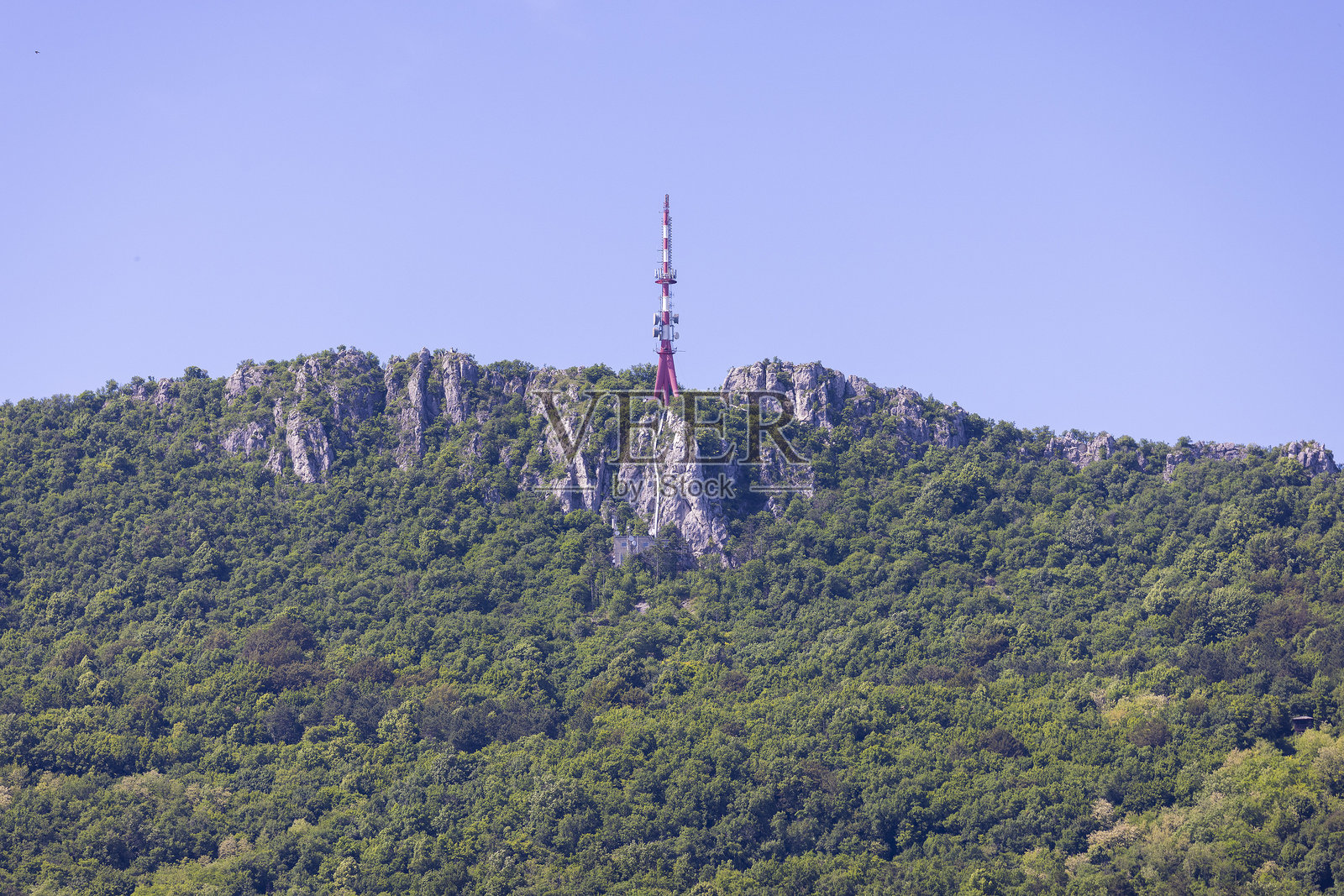 克罗地亚卡尔尼克山的维利基·弗拉尼拉茨峰与通信塔照片摄影图片