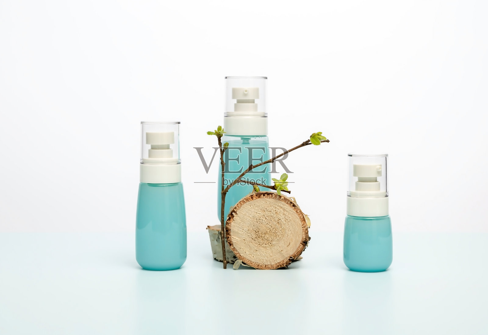 天然化妆品瓶子，桦树皮和带绿叶的树枝在浅色背景上照片摄影图片