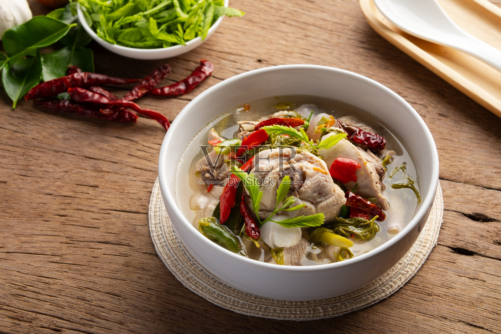 酸辣清汤鸡肉与嫩罗望子叶照片摄影图片