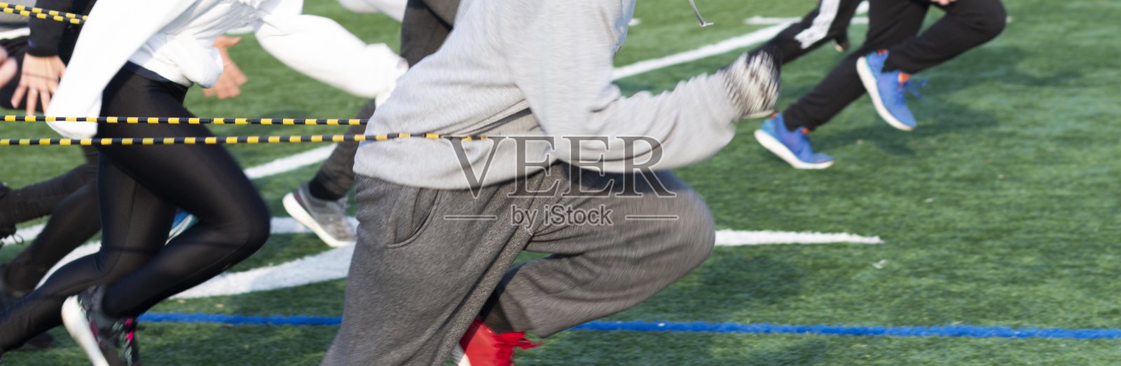 高中田径训练中的阻力跑照片摄影图片