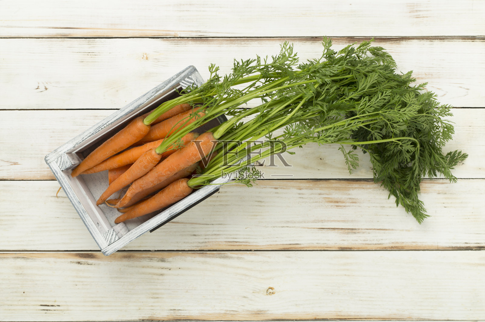一束新鲜的胡萝卜放在木质背景上，俯视图照片摄影图片