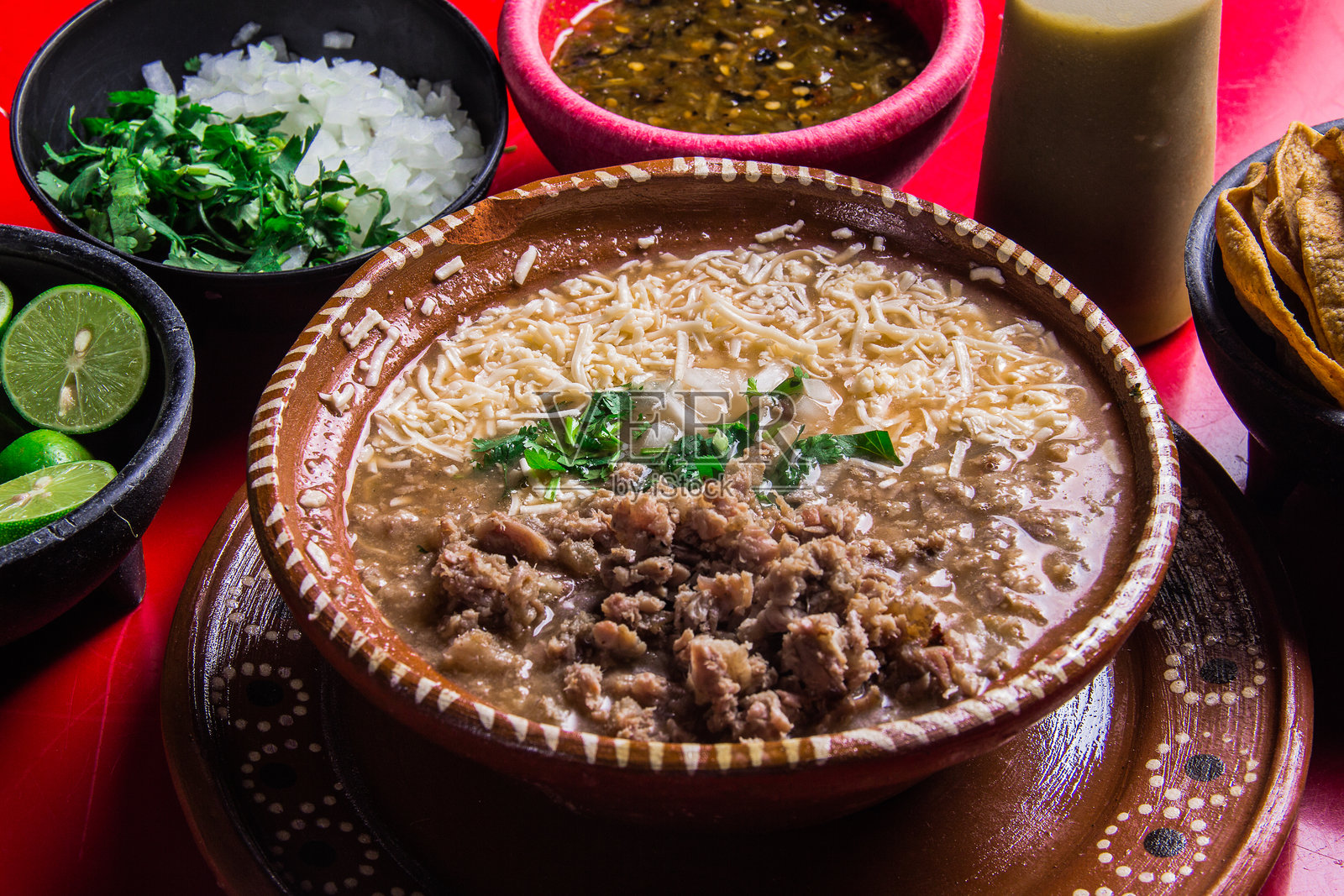 一碗丰盛的浓郁查罗豆汤，上面撒有奶酪，展示了美味的食材和新鲜的配料，每一口都带来舒适和温暖的感觉。照片摄影图片