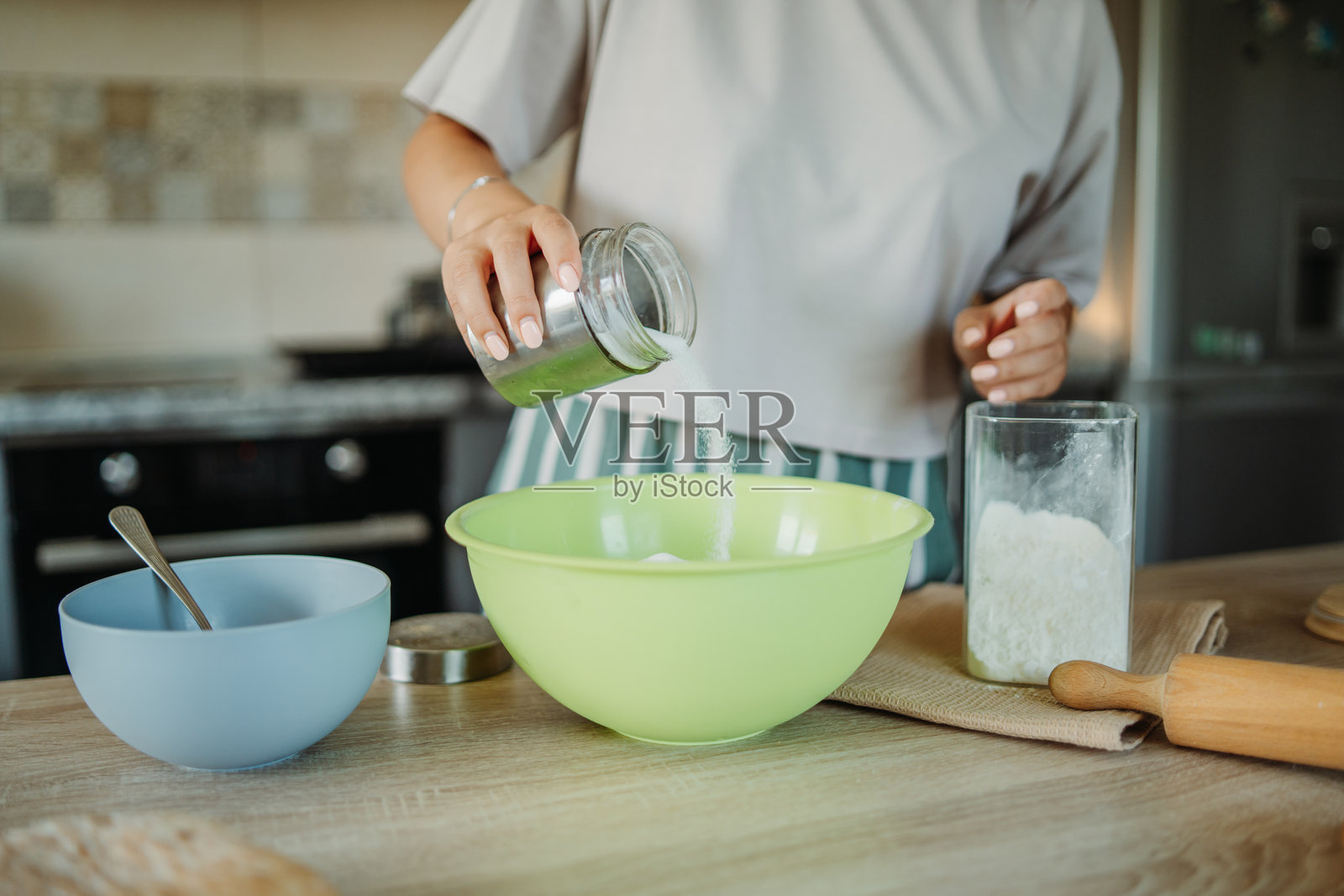 年轻的白人女性在厨房里制作面团照片摄影图片