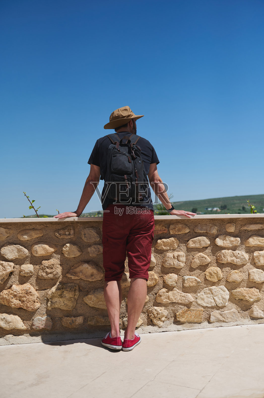 旅行者背影欣赏美丽的风景照片摄影图片