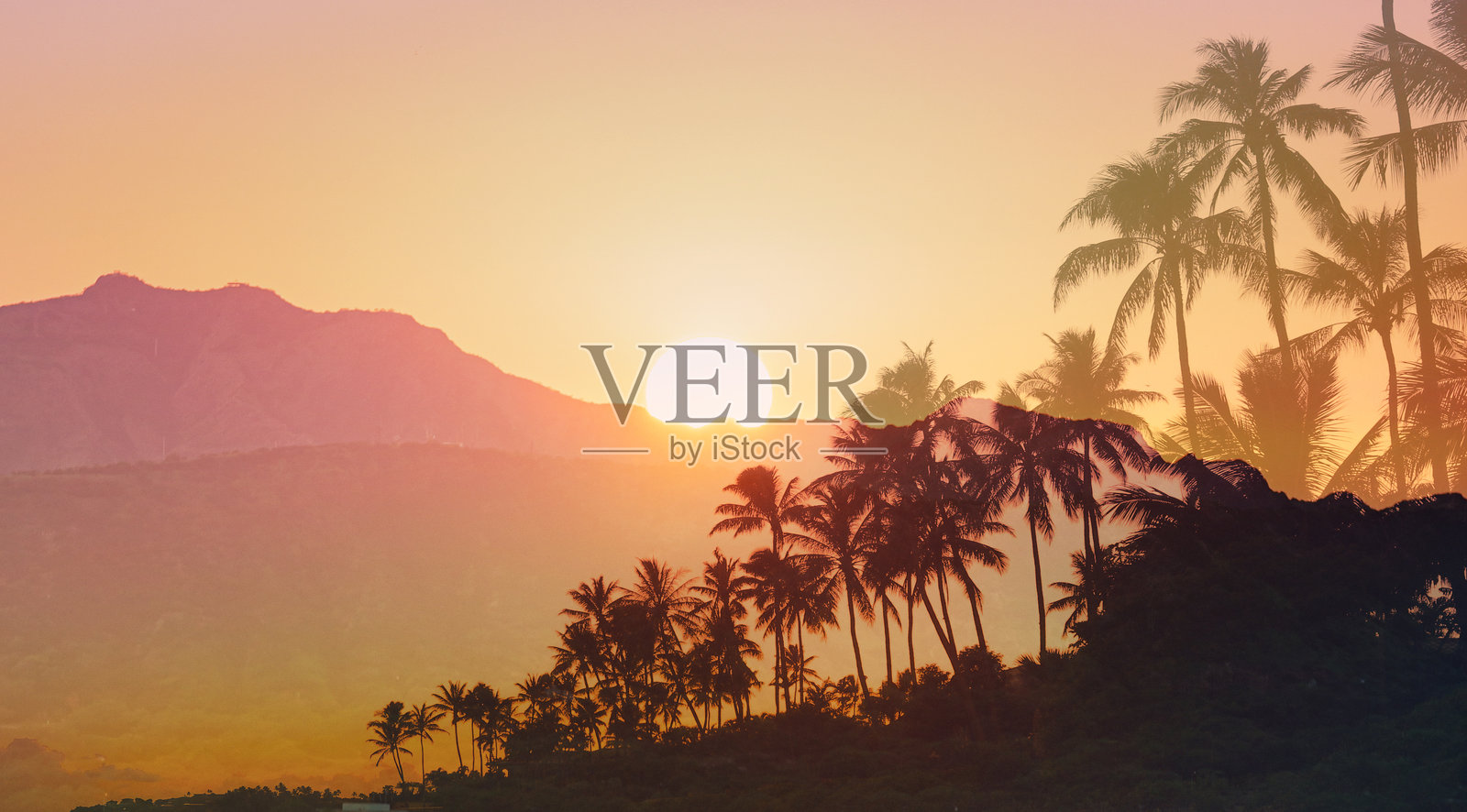 热带岛屿上的美丽日落。照片摄影图片