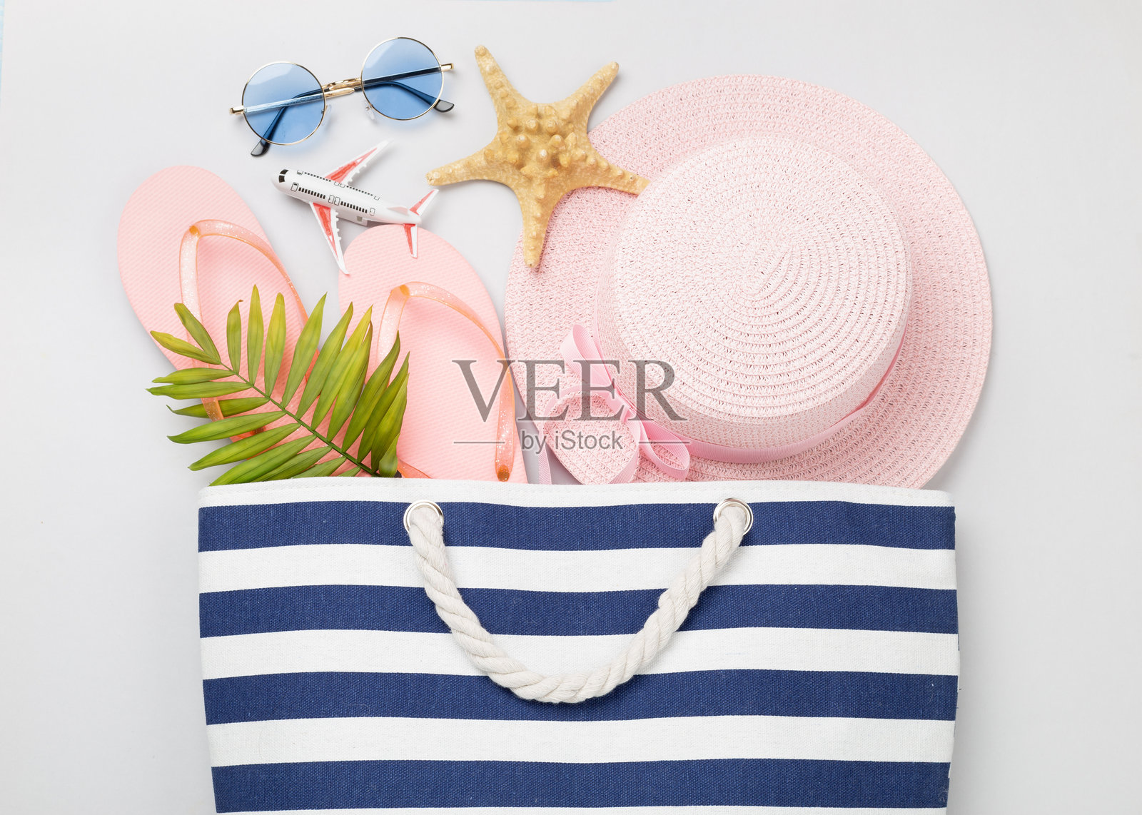 蓝色沙滩包与夏季配饰在彩色背景上的俯视图照片摄影图片