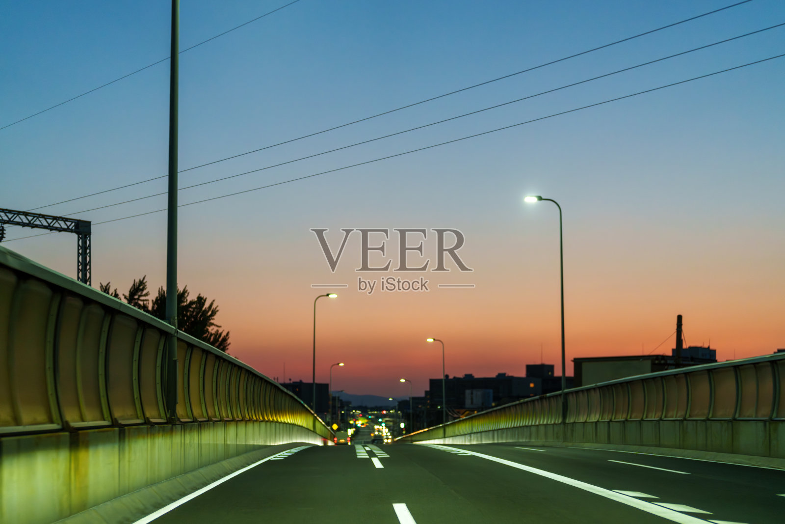 魔幻时刻的高架城市道路照片摄影图片