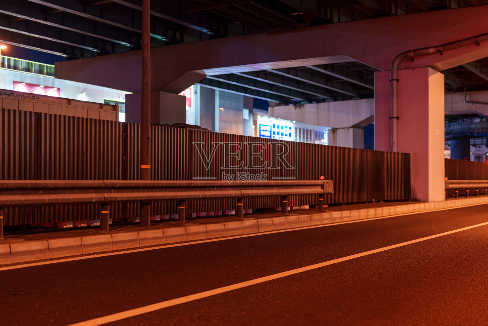 金属障碍物分隔城市夜景照片摄影图片