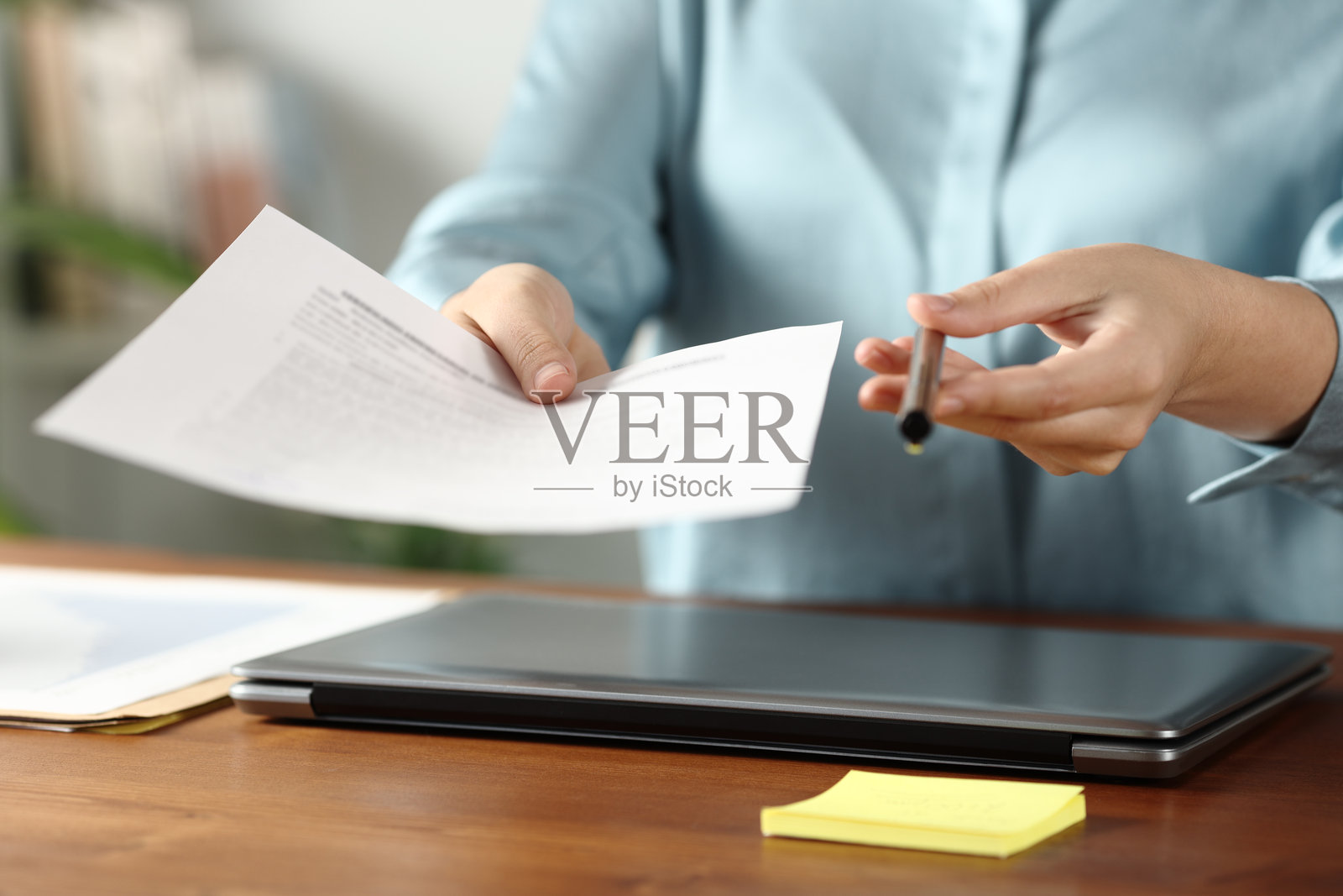 办公室工作人员递给你合同和笔签字照片摄影图片