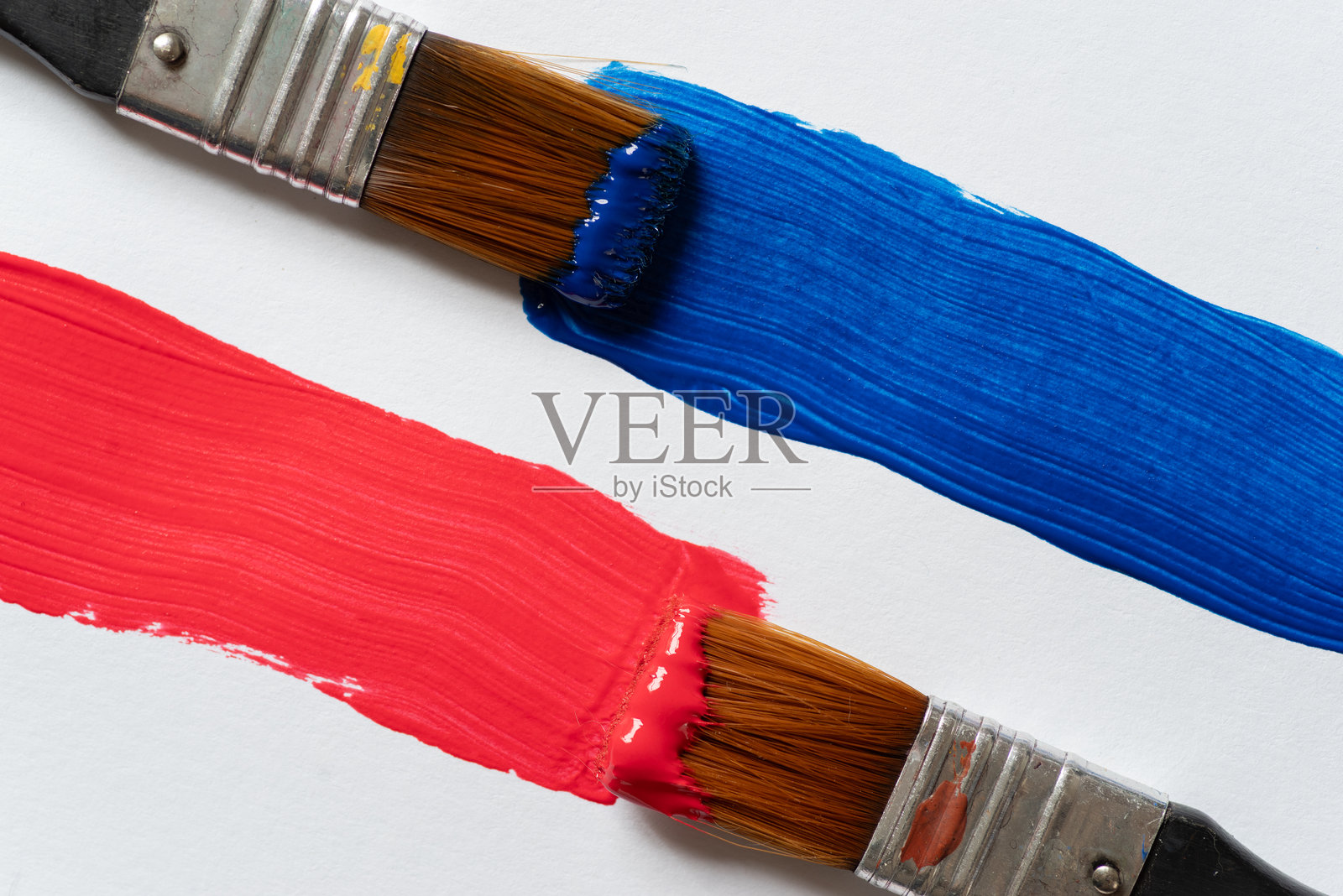 用画笔涂抹的蓝色和红色背景照片摄影图片