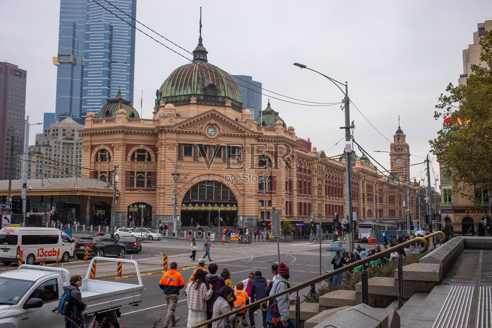墨尔本中央商务区的弗林德斯街车站与行人照片摄影图片