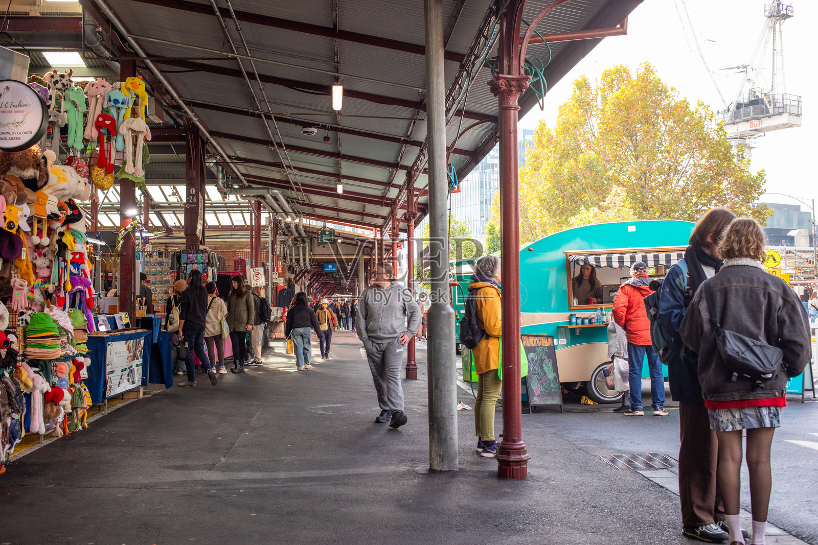 墨尔本维多利亚市场的购物人群照片摄影图片