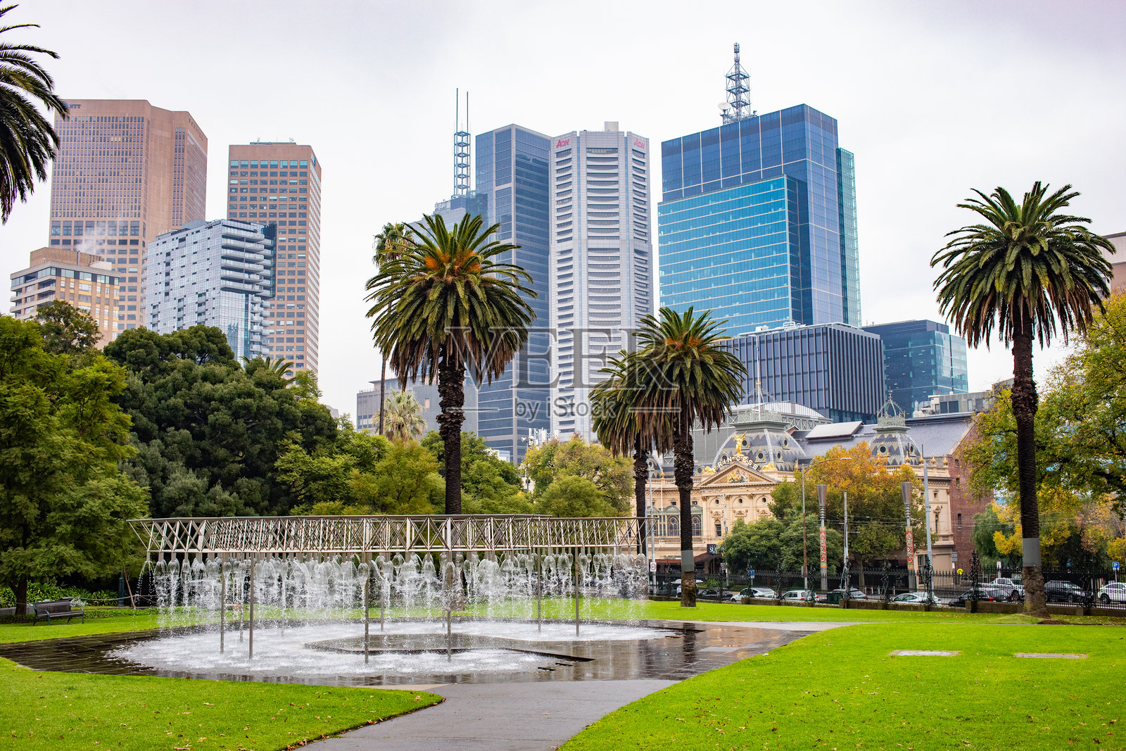 墨尔本维多利亚州议会花园中的科尔斯喷泉照片摄影图片