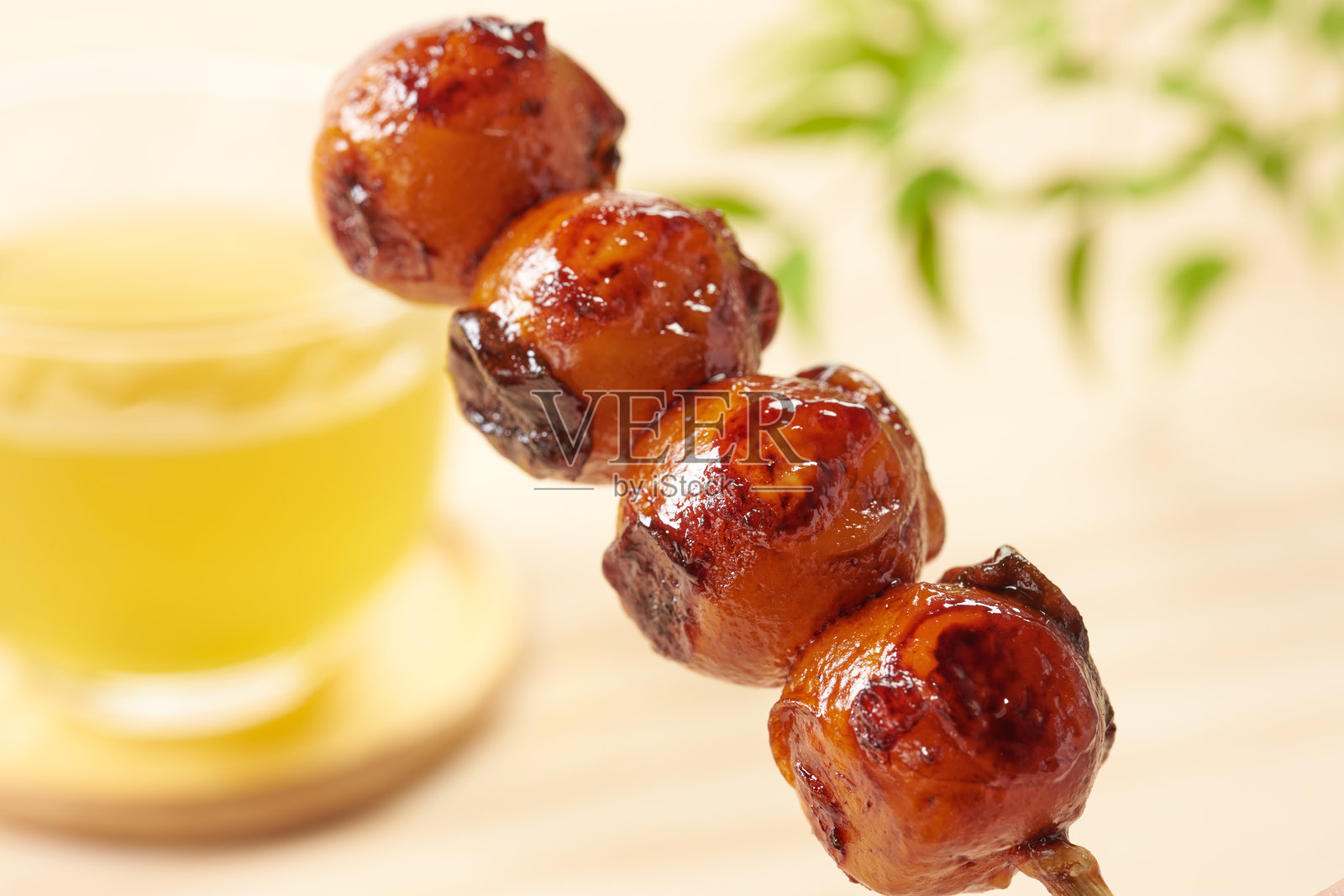 烧焦的味噌饺子（御田串）照片摄影图片