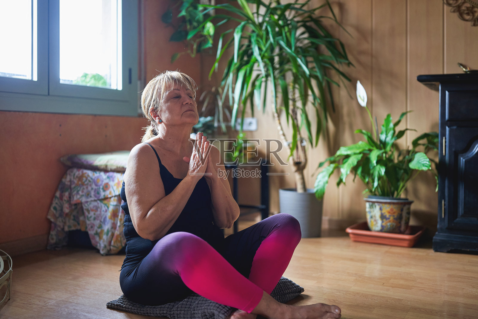 老年女性在餐厅里练习瑜伽照片摄影图片