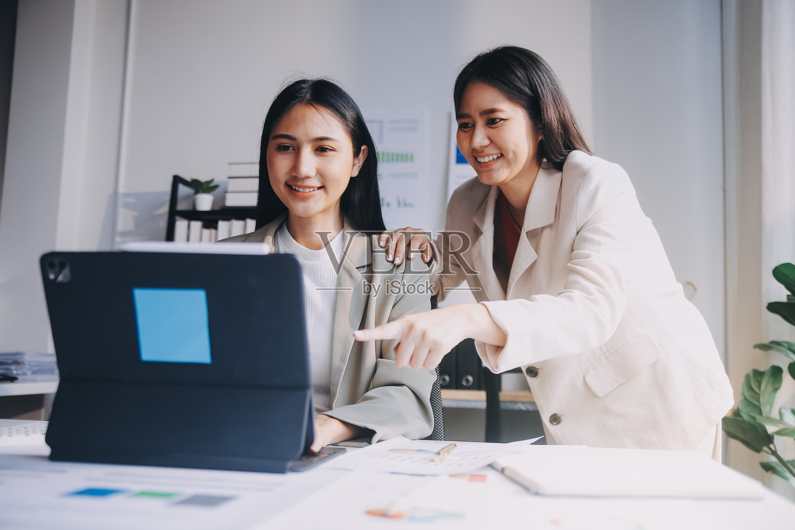 一群亚洲商务人士在现代办公室召开团队会议，进行设计规划和创意构思。照片摄影图片