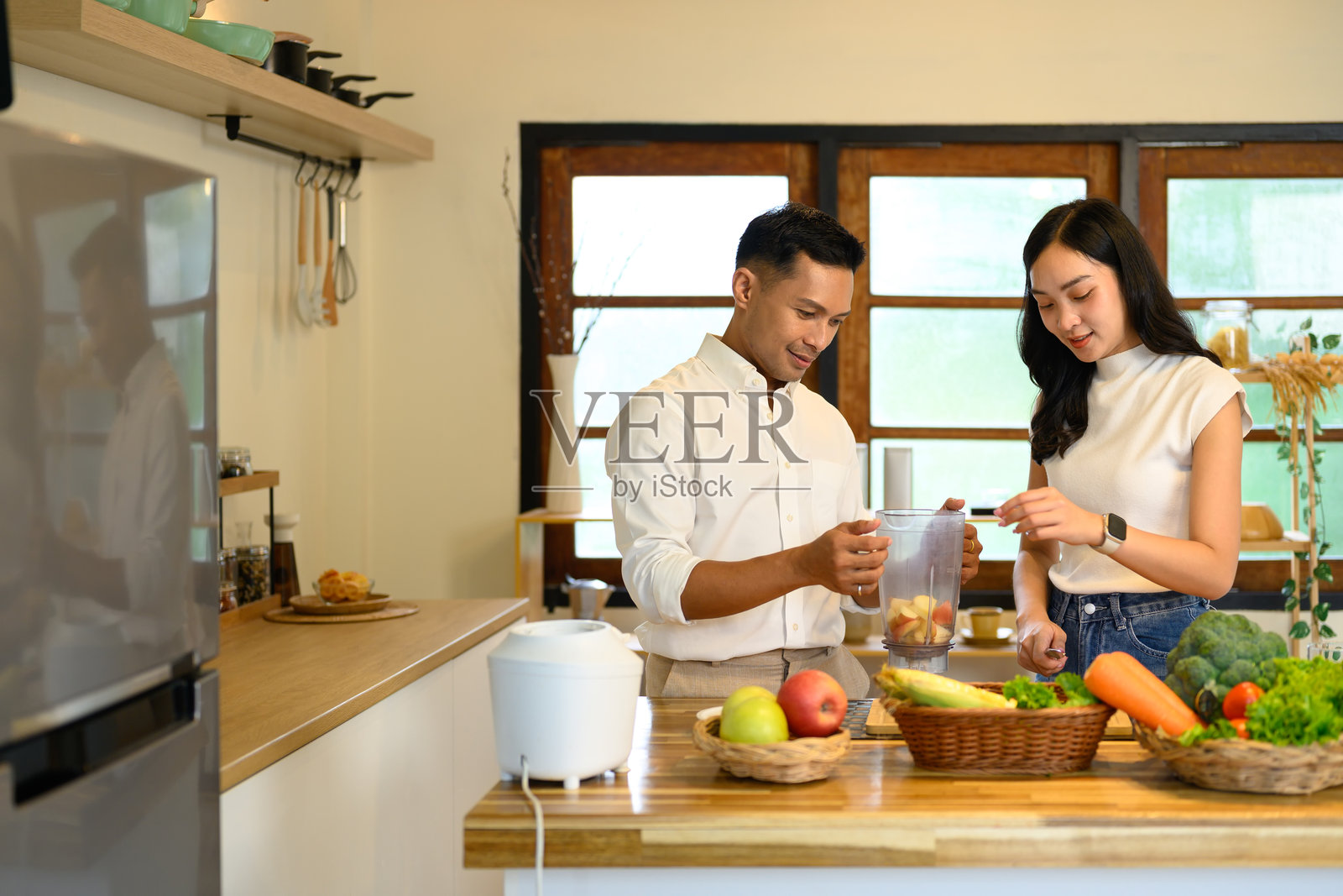 年轻情侣在温馨的家居厨房一起准备健康的果昔照片摄影图片