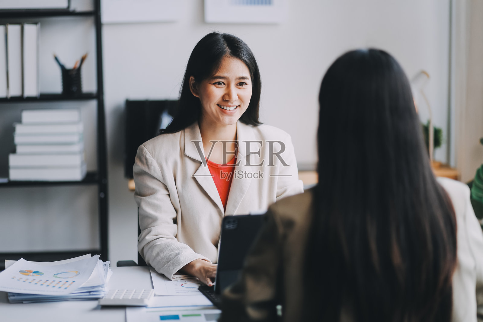 一群亚洲商务人士在现代办公室召开团队会议，进行设计规划和创意构思。照片摄影图片