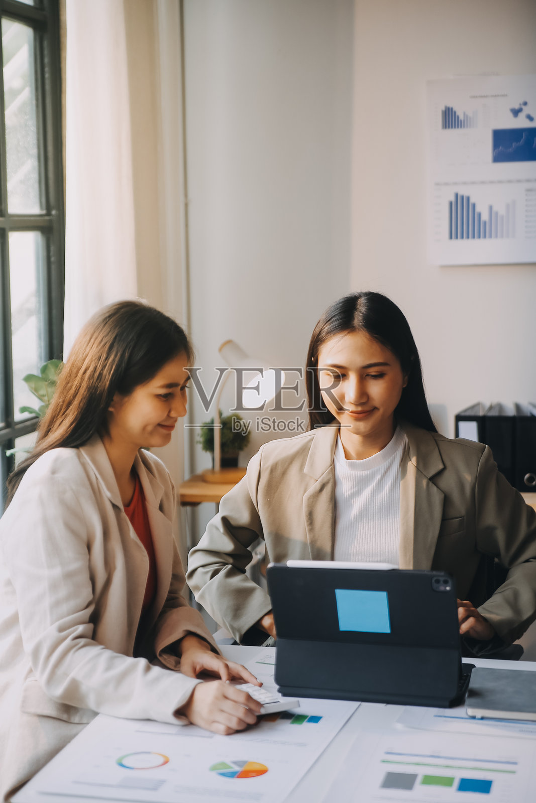 一群亚洲商务人士在现代办公室召开团队会议，进行设计规划和创意构思。照片摄影图片