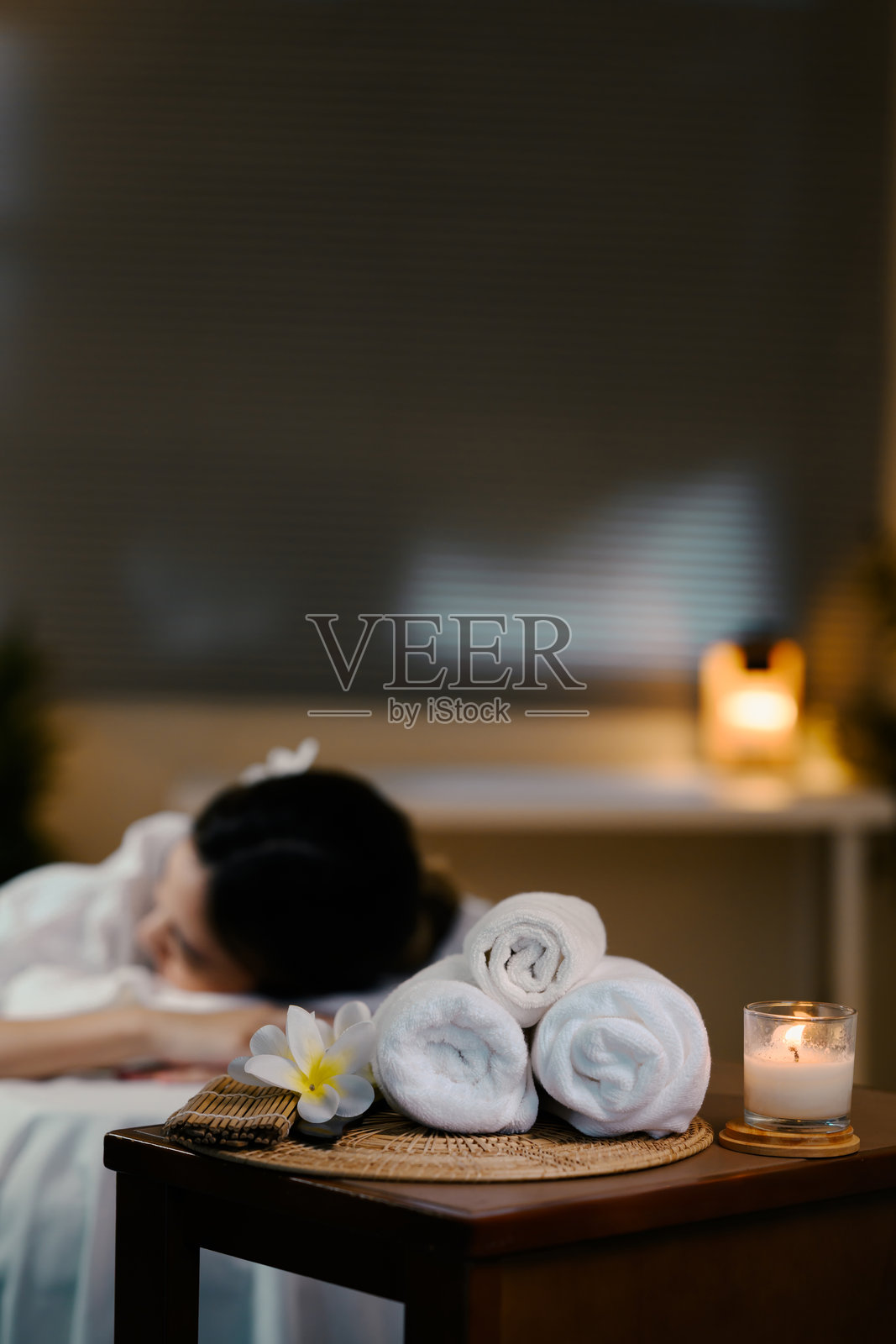 放松的女士在水疗中心，专注于水疗设备。健康概念照片摄影图片