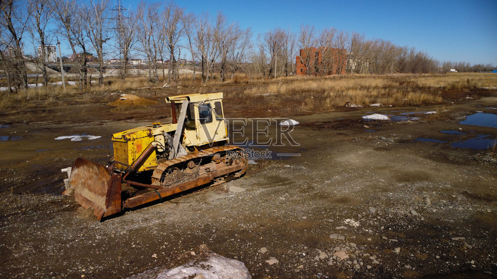 泥泞地形中的推土机照片摄影图片